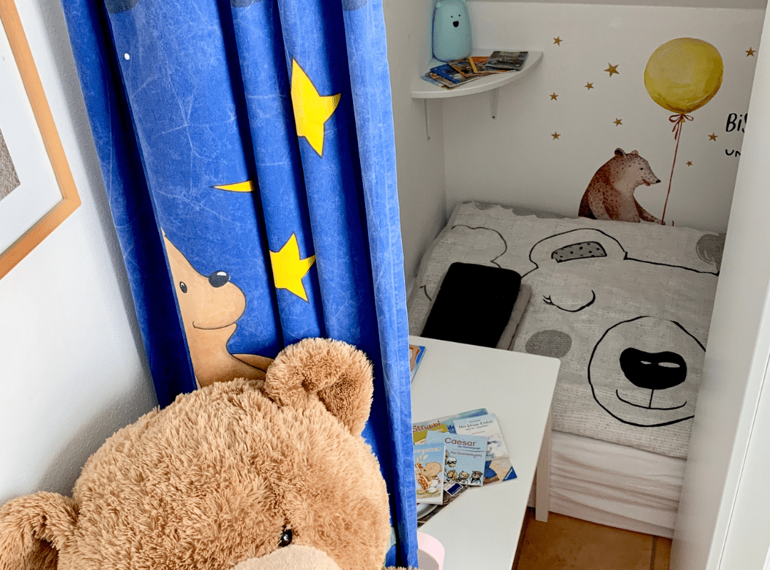 Separates Kinderzimmer mit eigenem höhlenartigen Bett in der Ferienwohnung Strandliebe Lutterbek