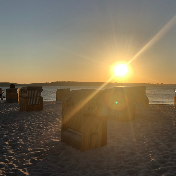 Sonnenuntergang am Strand direkt vor der Ferienwohnung Strandliebe Laboe an der Ostsee
