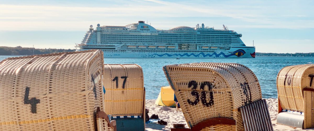 Strandkörbe an der Ostsee mit Blick auf die Aida - Ferienwohnungen Strandliebe