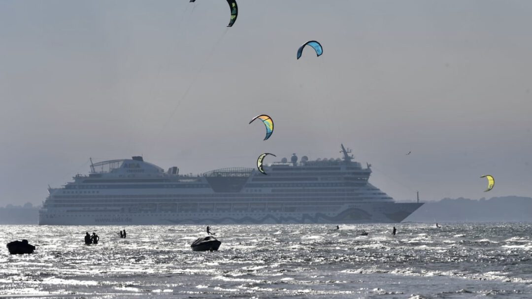 Kitesurfer vor dem Strand von Laboe an der Ferienwohnung Strandliebe
